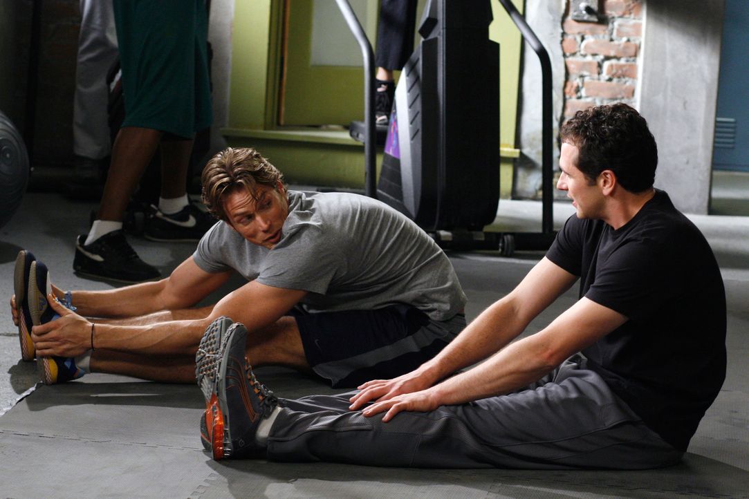 Kevin (Matthew Rhys, r.) lernt in einem Fitness-Center Chad Barry (Jason Lewis, l.) kennen und verliebt sich in ihn ... - Bildquelle: Disney - ABC International Television