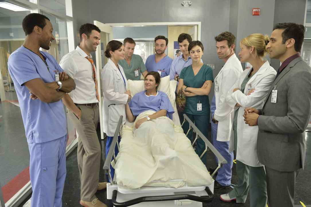 Ein Schicksalsschlag bringt alle wieder dichter zusammen: Tom (K.C. Collins, l.), Zachary (Benjamin Ayres, 2.v.l.), Alex (Erica Durance, 3.v.l.), Ch... - Bildquelle: 2013  Hope Zee Two Inc.