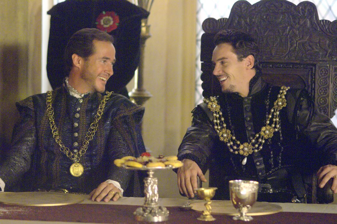 Henry (Jonathan Rhys Meyers, r.) erleidet eine persönliche Niederlage: Der Admiral von Frankreich (Darsteller unbekannt, l.) überbringt die Ablehnun... - Bildquelle: 2008 TM Productions Limited and PA Tudors II Inc. All Rights Reserved.