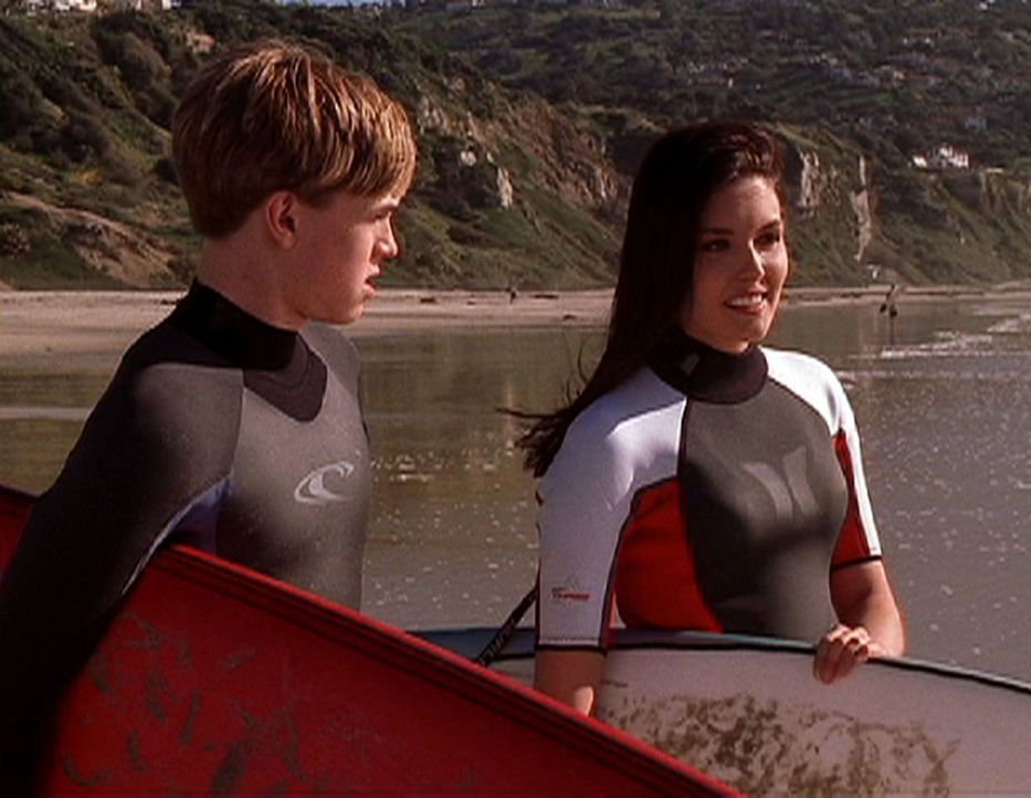 Eigentlich wollte Bradin (Jesse McCartney, l.) auf keinem Fall Surfen lernen, doch als er Surf-Lehrerin Erika (Taylor Cole, r.) sieht ändert er sei... - Bildquelle: CBS Television