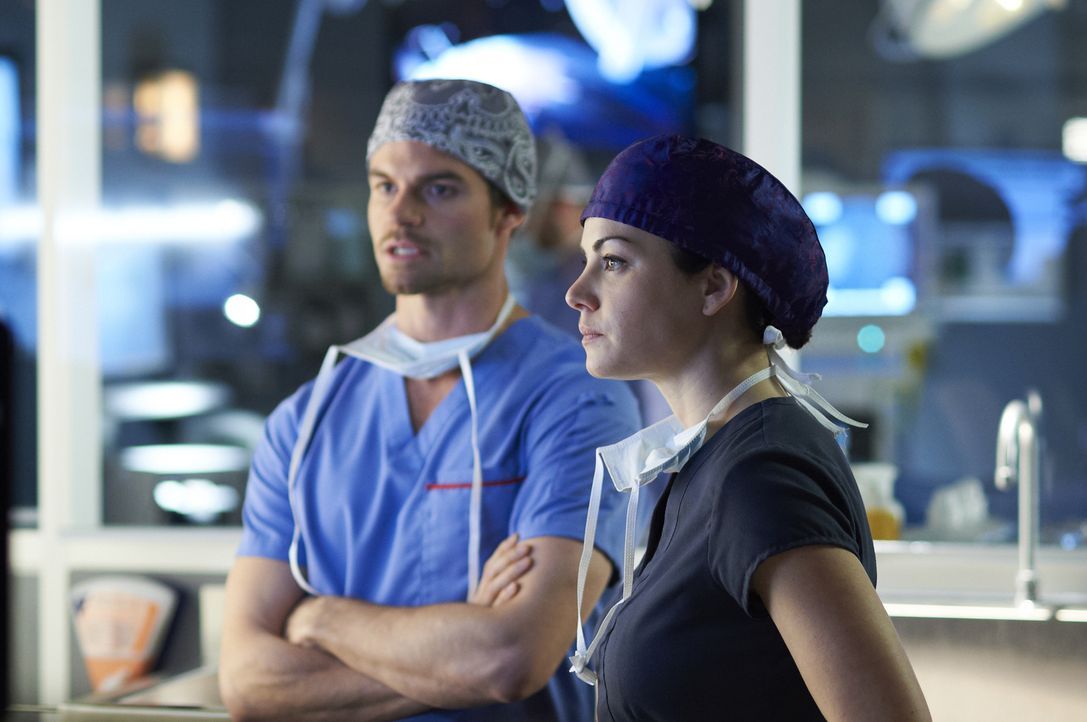 Eine komplizierte Operation steht Dr. Joel Goran (Daniel Gillies, l.) und Dr. Alex Reid (Erica Durance, r.) bevor ... - Bildquelle: 2012  Hope Zee One Inc.