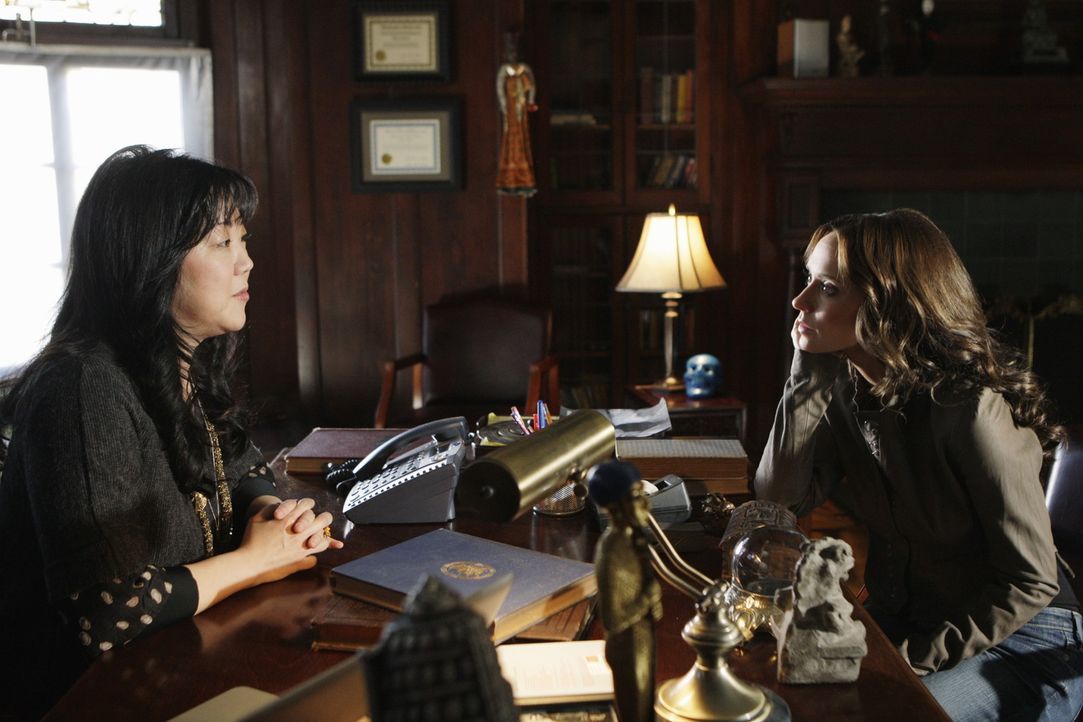 Neds Professorin Avery Grant (Margaret Cho, l.) wird von einem Geist heimgesucht. Sie bittet Melinda (Jennifer Love Hewitt, r.) um Hilfe. - Bildquelle: ABC Studios