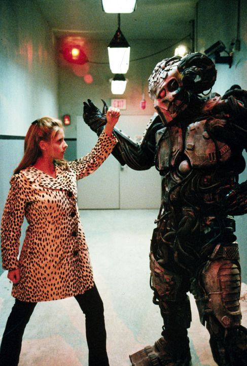 Buffy (Sarah Michelle Gellar, l.) hat den Dämon Moloch (Mark Deakins, r.) aufgespürt, den sie besiegen muss ... - Bildquelle: TM +   2000 Twentieth Century Fox Film Corporation. All Rights Reserved.