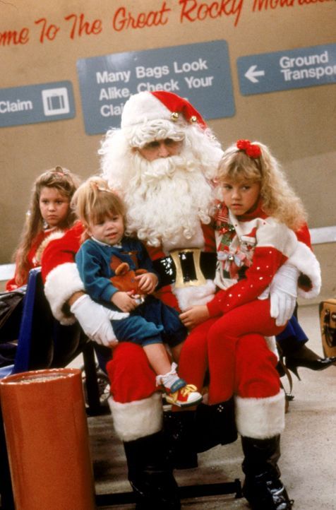 Für das weihnachtliche Familienfest machen sich die Tanners auf den Weg nach Colorado und plötzlich erleben D.J. (Candace Cameron, l.), Michelle (Ma... - Bildquelle: Warner Brothers Inc.