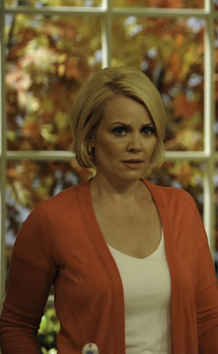 Sucht Hilfe bei Dani: Anne Marie (Gail O'Grady) ... - Bildquelle: 2011 Sony Pictures Television Inc. and Universal Network Television LLC.  All Rights Reserved.