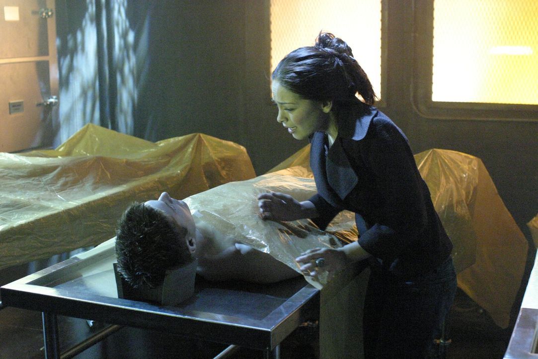 Als Lanas (Kristin Kreuk, r.) Freund Jason (Jensen Ackles, l.) plötzlich in tiefe Ohnmacht fällt und mit alarmierenden Symptomen ins Krankenhaus ein... - Bildquelle: Warner Bros.
