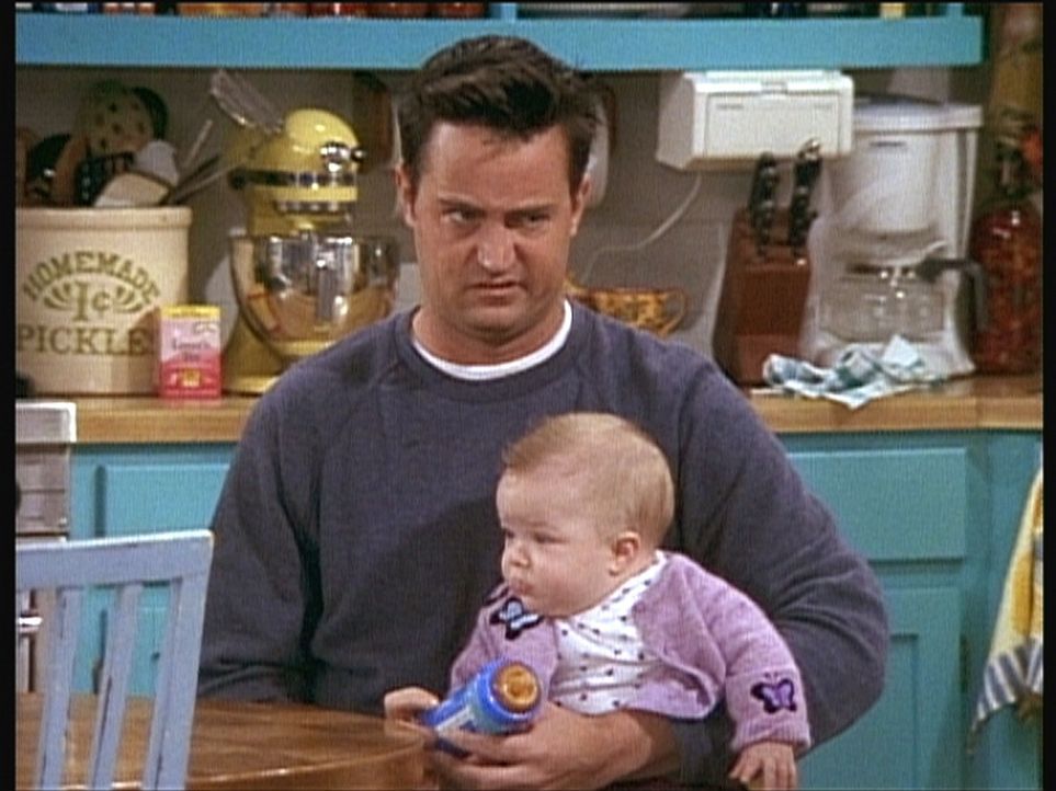 Chandler (Matthew Perry) fühlt sich in der Rolle des Babysitters nicht besonders wohl. - Bildquelle: TM+  2000 WARNER BROS.