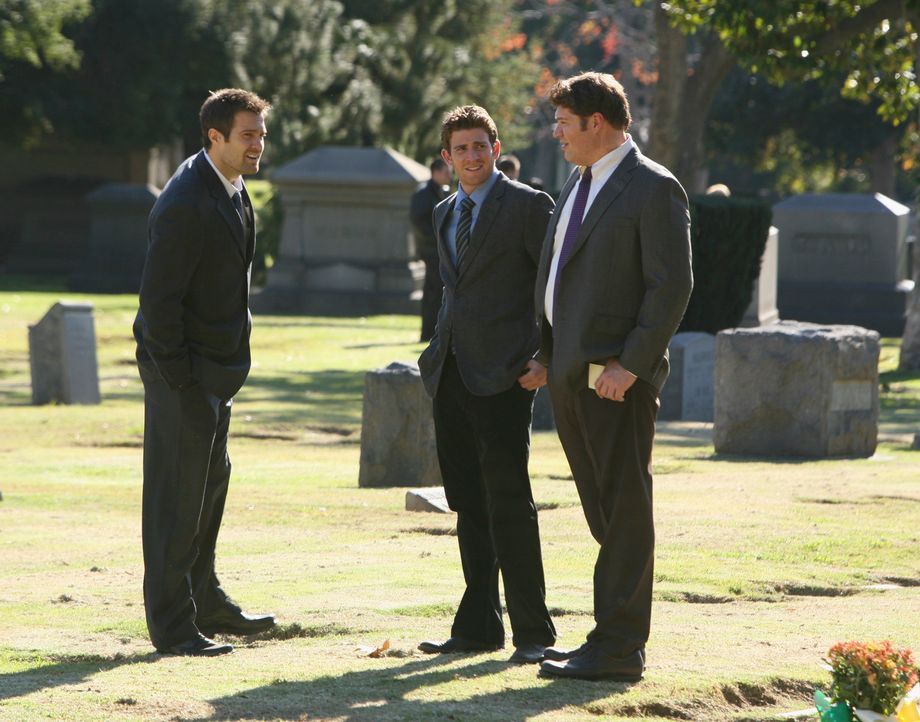 Eddie Latekka (Geoff Stults, l.), Nick Garrett (Bryan Greenberg, M.) und Owen Rowan (Brad William Henke, r.) gehen gemeinsam zur Beerdigung einer ju... - Bildquelle: ABC Studios