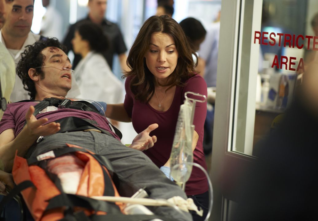 Alex (Erica Durance, r.) tut alles, um dem Patienten Nick (Jonas Chernick, l.) zu helfen ... - Bildquelle: 2013  Hope Zee Two Inc.