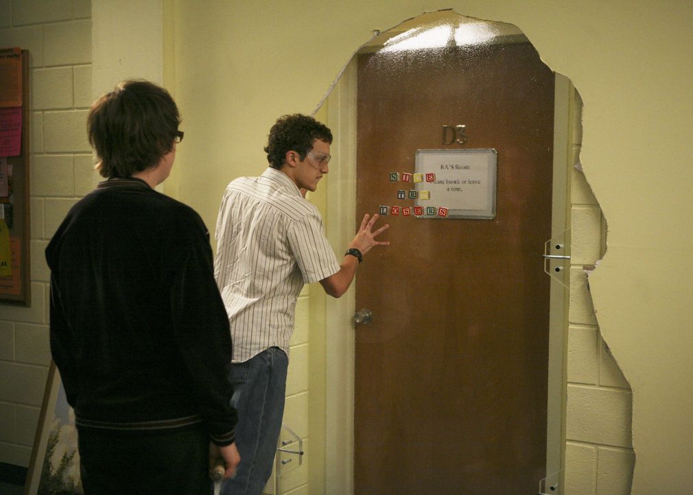Alljährlich verbarrikadieren sich die Examensstudenten und die Frischlinge müssen bei ihnen einbrechen - die "Senior Festungen" finden statt: Dale (... - Bildquelle: 2008 ABC Family