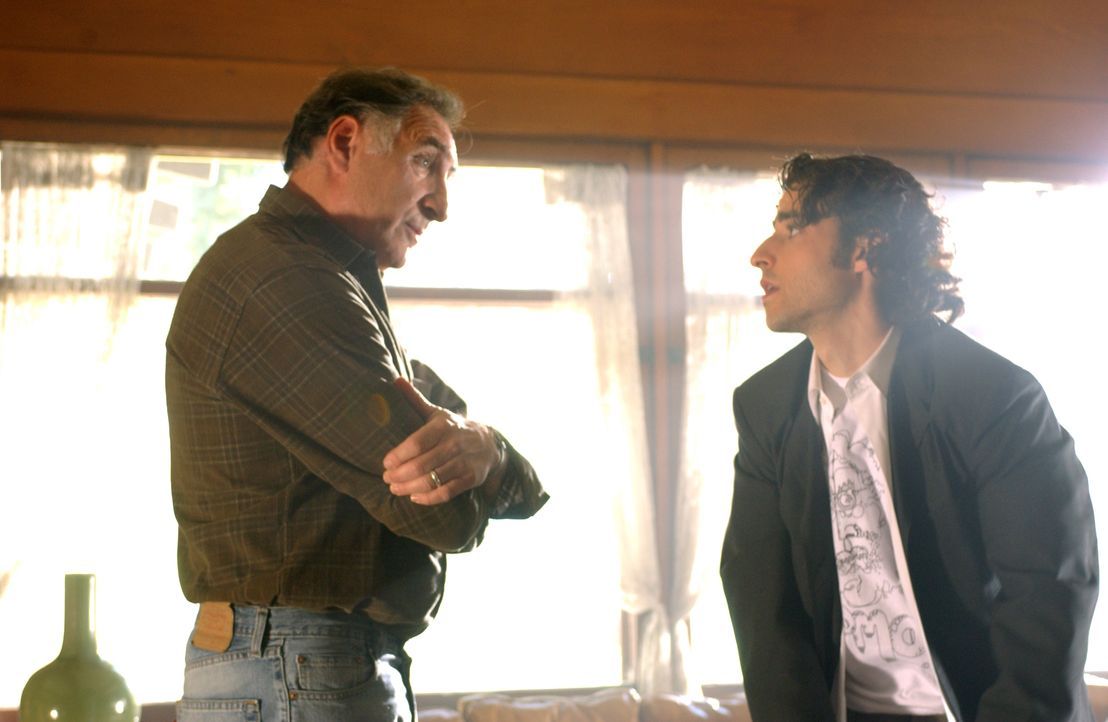 Charlie (David Krumholtz, r.) sucht Rat bei seinem Vater Alan (Judd Hirsch, l.)  ... - Bildquelle: Paramount Network Television