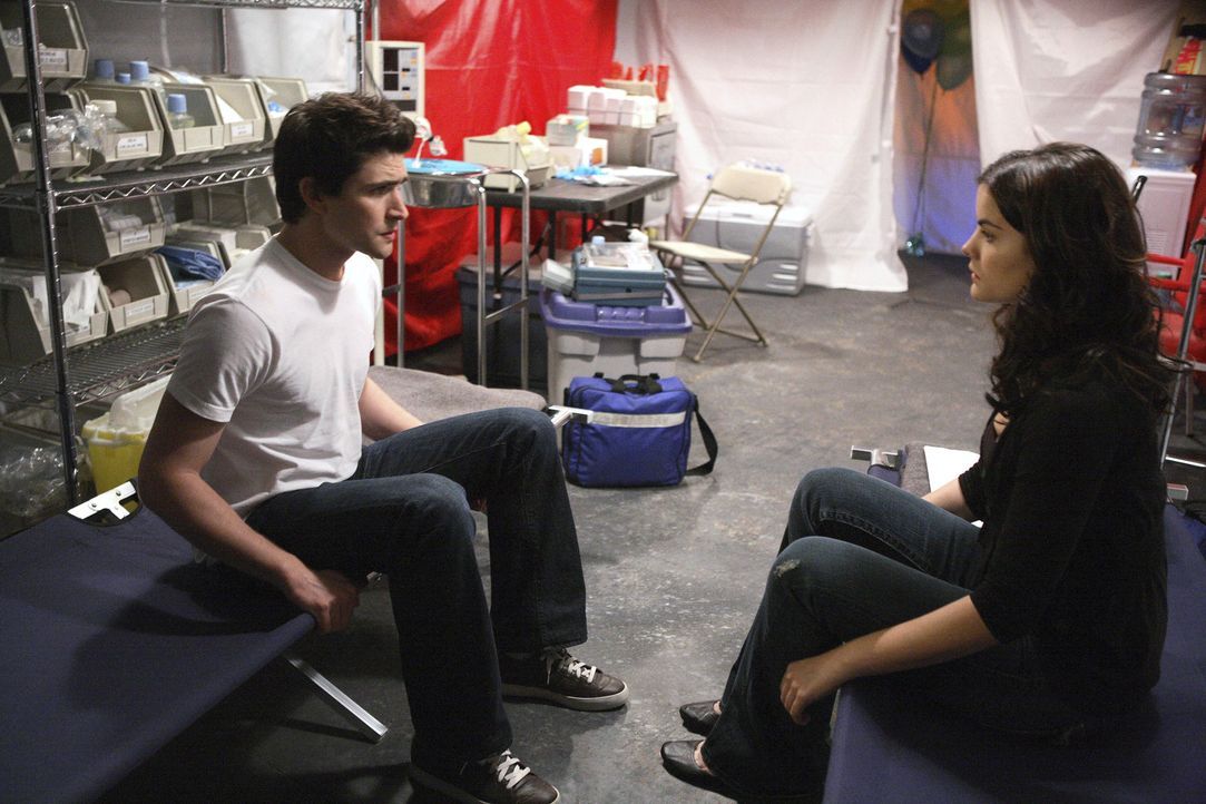 Sie sind sich ähnlicher, als sie vermuten: Kyle (Matt Dallas, l.) und Jessi (Jaimie Alexander, r.) finden im Krankenzelt heraus, dass ihnen beiden... - Bildquelle: TOUCHSTONE TELEVISION