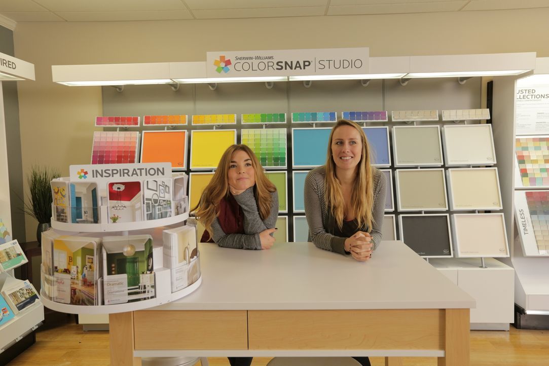 Die beiden Freundinnen Sarah (l.) und Megan (r.) kennen sich aus, wenn es um Deko geht, aber schaffen sie es auch ein ganzes Haus zu renovieren? - Bildquelle: 2016, DIY Network/Scripps Networks, LLC. All Rights Reserved.