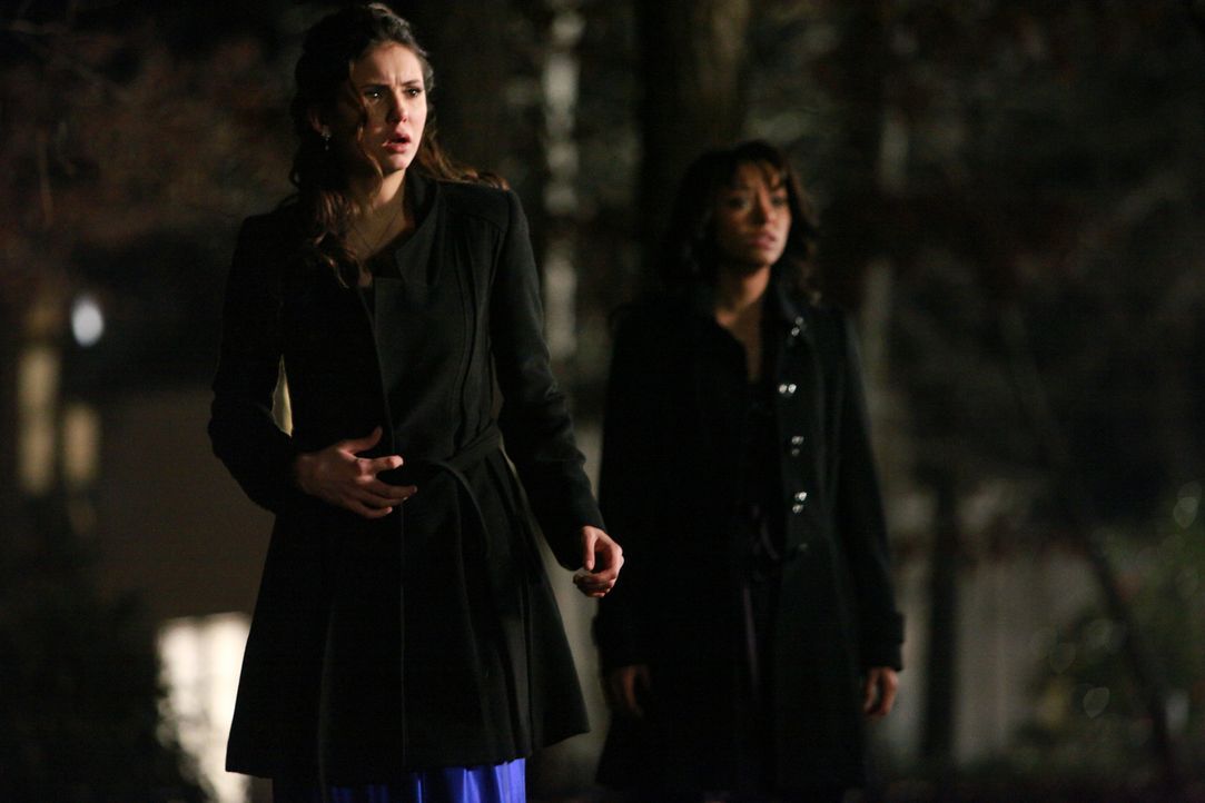 Dass Stefan eine Gefahr darstellt, haben die beiden Mädchen (v.l.: Nina Dobrev, Katerina Graham) nicht geahnt ... - Bildquelle: Warner Bros. Television