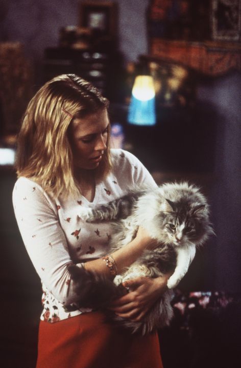 Sabrina (Melissa Joan Hart) schmuggelt ihre Brieffreundin Martha als Katze getarnt aus dem anderen Reich heraus. - Bildquelle: Paramount Pictures