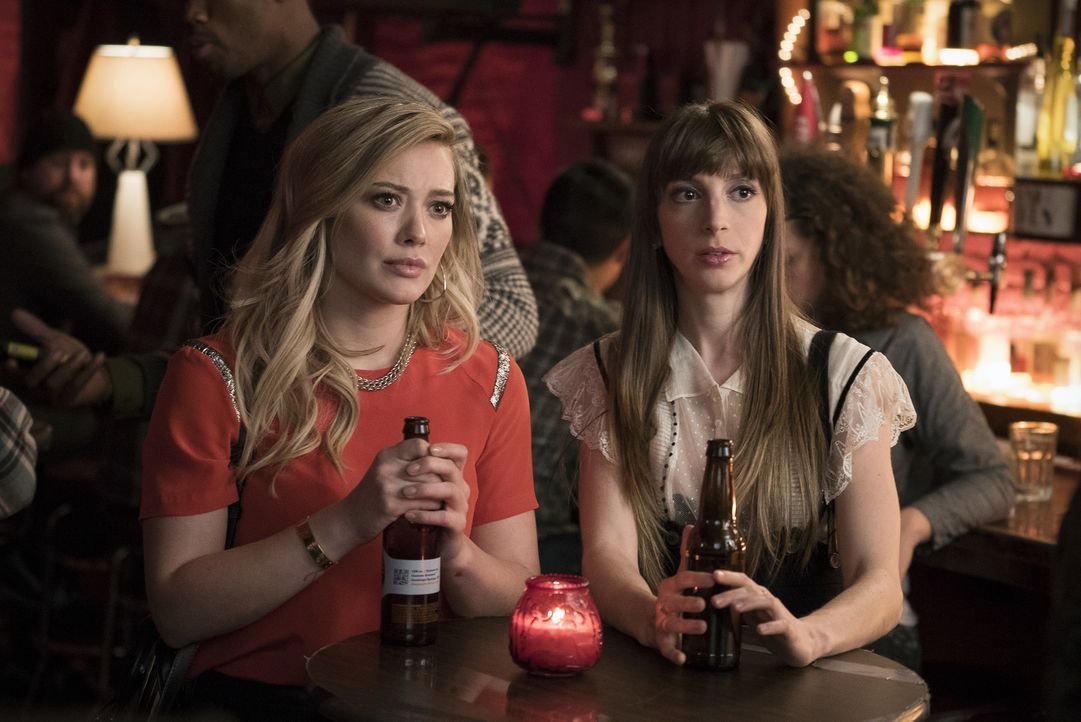 Erkennen Kelsey (Hilary Duff, l.) und Lauren (Molly Bernard, r.), dass Liza gar nicht die ist, für die sie sie halten? - Bildquelle: Hudson Street Productions Inc 2015