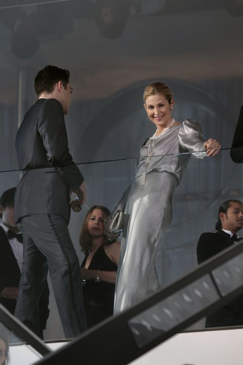 Gemeinsam mit Serena sucht Chuck (Ed Westwick, l.) ein Mittel, um Lily (Kelly Rutherford, r.) unter Druck zu setzen ... - Bildquelle: Warner Bros. Television