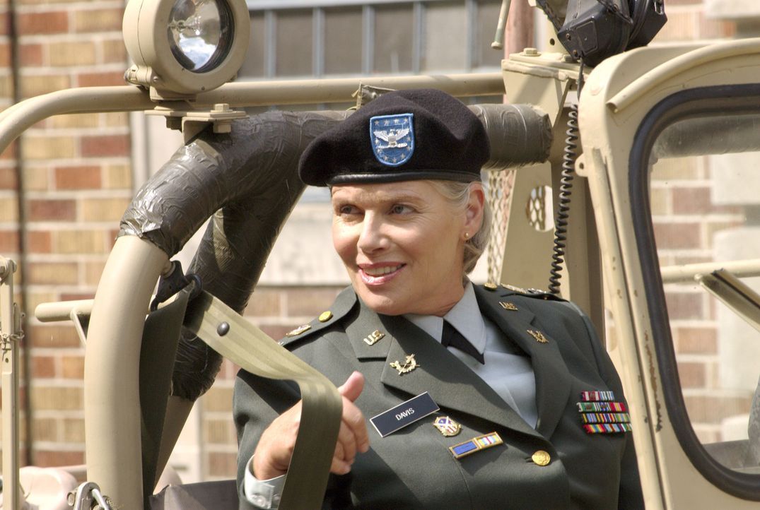 Colonel Gillian (Kelly McGillis) kümmert sich nun um Tashas Fall - positiv oder negativ für Tashas Karriere? - Bildquelle: Metro-Goldwyn-Mayer Studios Inc. All Rights Reserved.