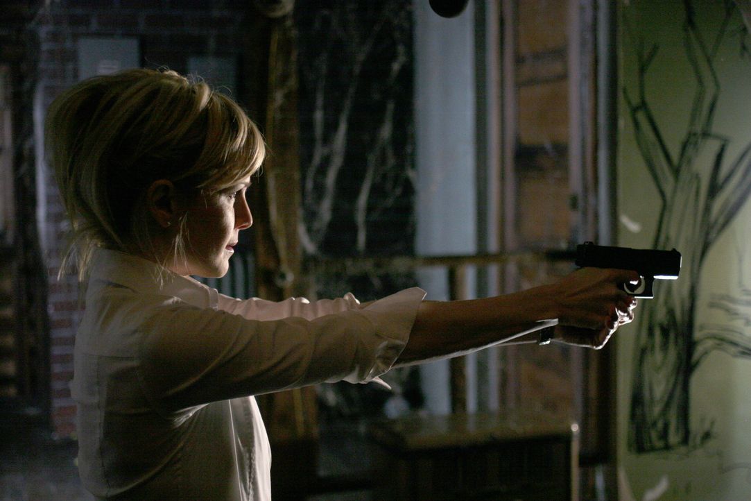 Auf wen hat Det. Lilly Rush (Kathryn Morris) sie Waffe gerichtet? Hat sie den wahren Täter im Visier? - Bildquelle: Warner Bros. Television