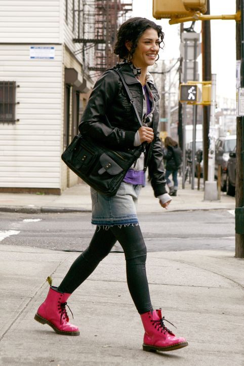 Kann nicht glauben, wen sie da in Brooklyn sieht: Vanessa (Jessica Szohr) ist überrascht, dass sich Nate über die Brooklyn Bridge gewagt hat ... - Bildquelle: Warner Bros. Television