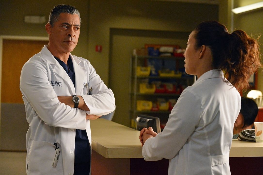 Russell (Dominic Hoffman, l.) erfährt von Christina (Sandra Oh, r.), dass sein Etat gekürzt werden soll ... - Bildquelle: ABC Studios