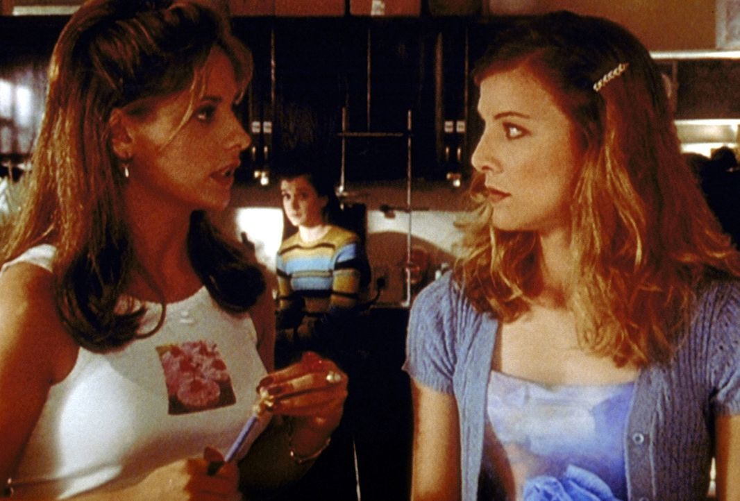 Buffy (Sarah Michelle Gellar, l.) möchte herausfinden, ob ihre Schulkameradin Amy (Elizabeth Anne Allen, r.) eine Hexe ist. - Bildquelle: TM +   2000 Twentieth Century Fox Film Corporation. All Rights Reserved.