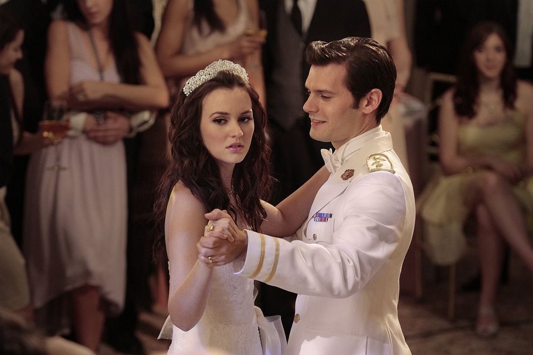 Während Chuck damit ringt, dass Blair (Leighton Meester, l.) im Begriff ist Prinz Louis (Hugo Becker, r.) zu heiraten, kehrt Georgina mit einem geme... - Bildquelle: Warner Bros. Television