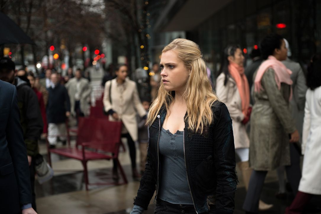 Clarke (Eliza Taylor) wagt sich in die Stadt des Lichts, um nach einem Weg zur Bekämpfung von Alie zu finden. Doch dann stellt sie eine Erkenntnis v... - Bildquelle: 2014 Warner Brothers