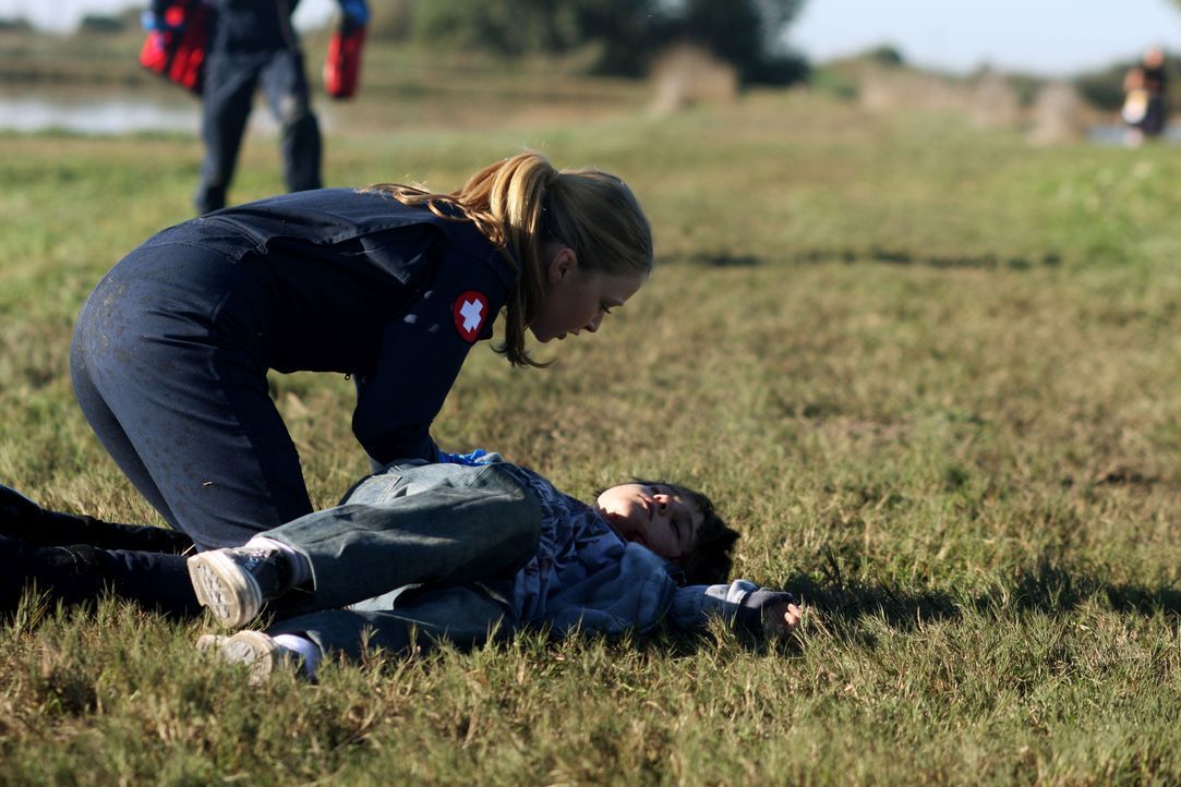 Dr. Warren (Elisabeth Harnois, l.) kann einen der wenigen Überlebenden vom Flugzeugabsturz bergen - kommt die Rettung für den Jungen zu spät? - Bildquelle: Warner Brothers