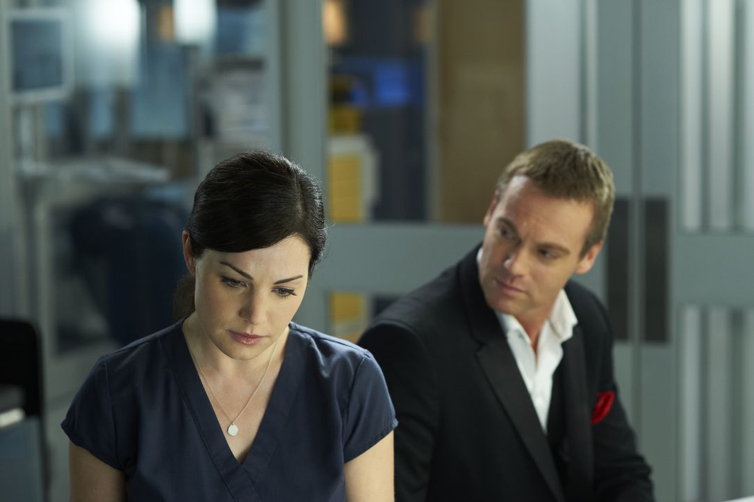 Alex (Erica Durance, l.) ahnt nicht, dass Charlie (Michael Shanks, r.) stets an ihrer Seite ist ... - Bildquelle: 2012  Hope Zee One Inc.