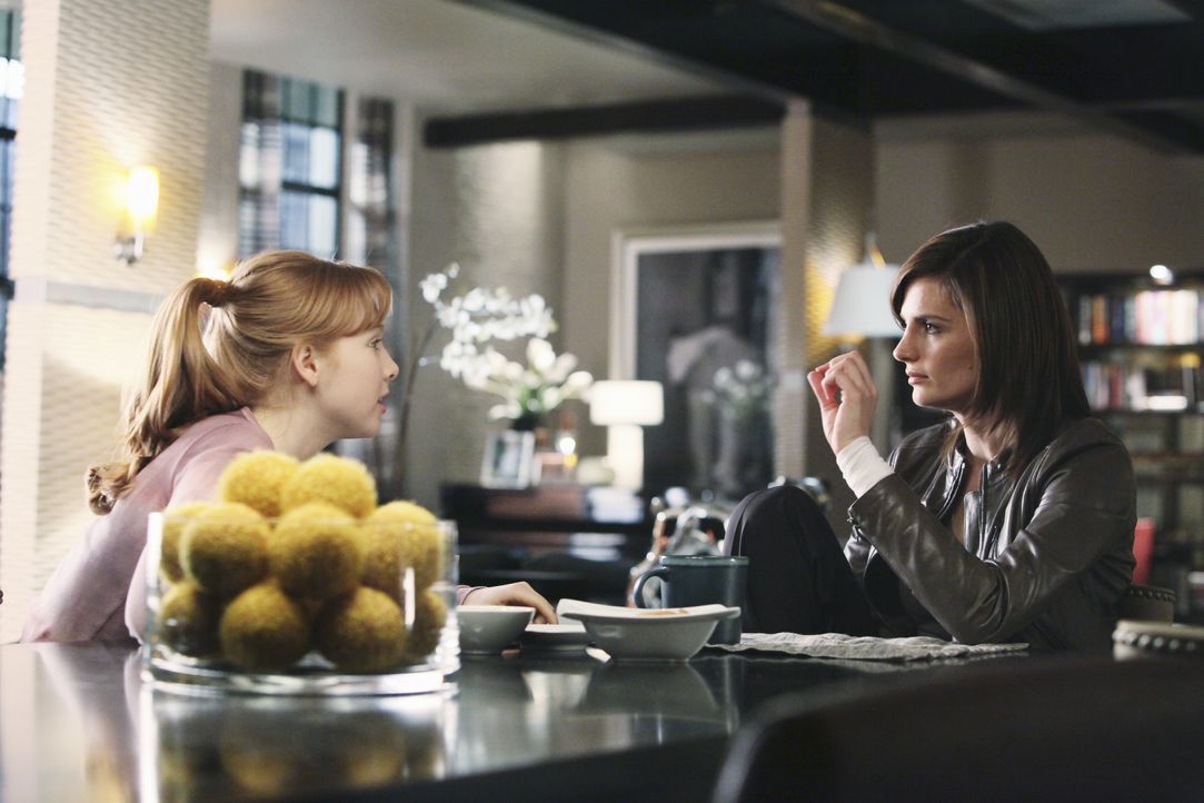 Alexis (Molly C. Quinn, l.) findet es schön, dass Kate (Stana Katic, r.) vorübergehend bei ihnen wohnt. Sie hätte nichts dagegen, wenn dies zum Daue... - Bildquelle: ABC Studios
