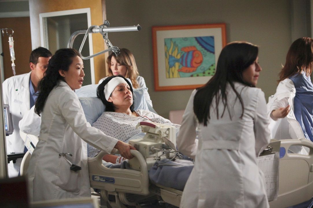 Alex (Justin Chambers, l.), Cristina (Sandra Oh, 2.v.l.), Meredith (Ellen Pompeo, 3.v.r.) und Lexie (Chyler Leigh, 2.v.r.) ziehen an einem Strang, u... - Bildquelle: ABC Studios