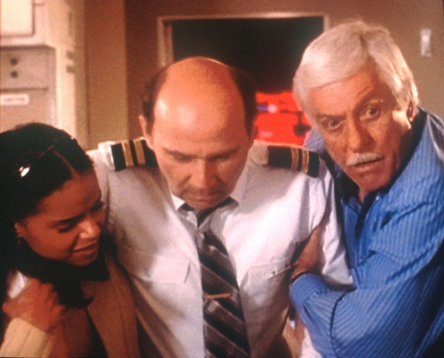 Mark (Dick Van Dyke, r.) und Amanda (Victoria Rowell, l.) bemühen sich um den Piloten Lincoln (Mark La Mura, M.), der einen Schwächeanfall erlitten... - Bildquelle: Viacom