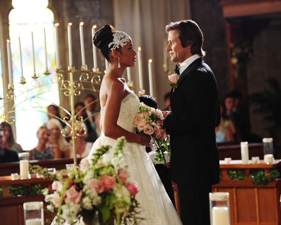 Können sich Rosie (Dania Ramirez, l.) und Spence (Grant Show, r.) tatsächlich so eine teure Hochzeit leisten? - Bildquelle: 2014 ABC Studios
