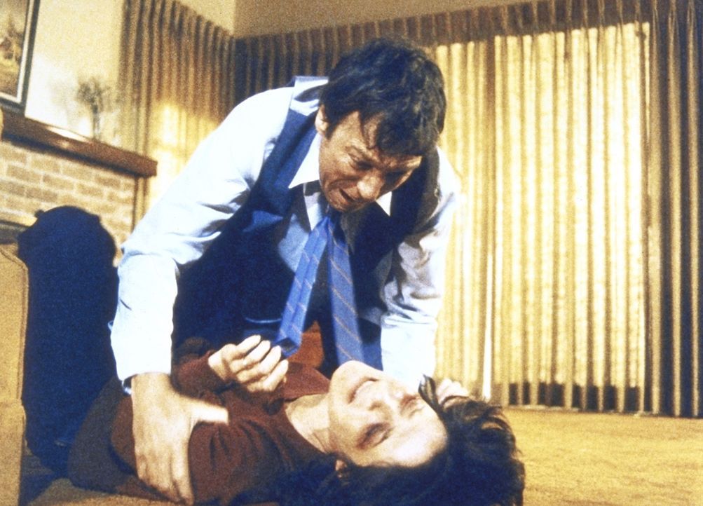 Phyllis (Sheila Larken, r.) wird von ihrem Mann Brent (Grey Mullavey) erneut geschlagen. - Bildquelle: ORION PICTURES CORPORATION. ALL RIGHTS RESERVED.