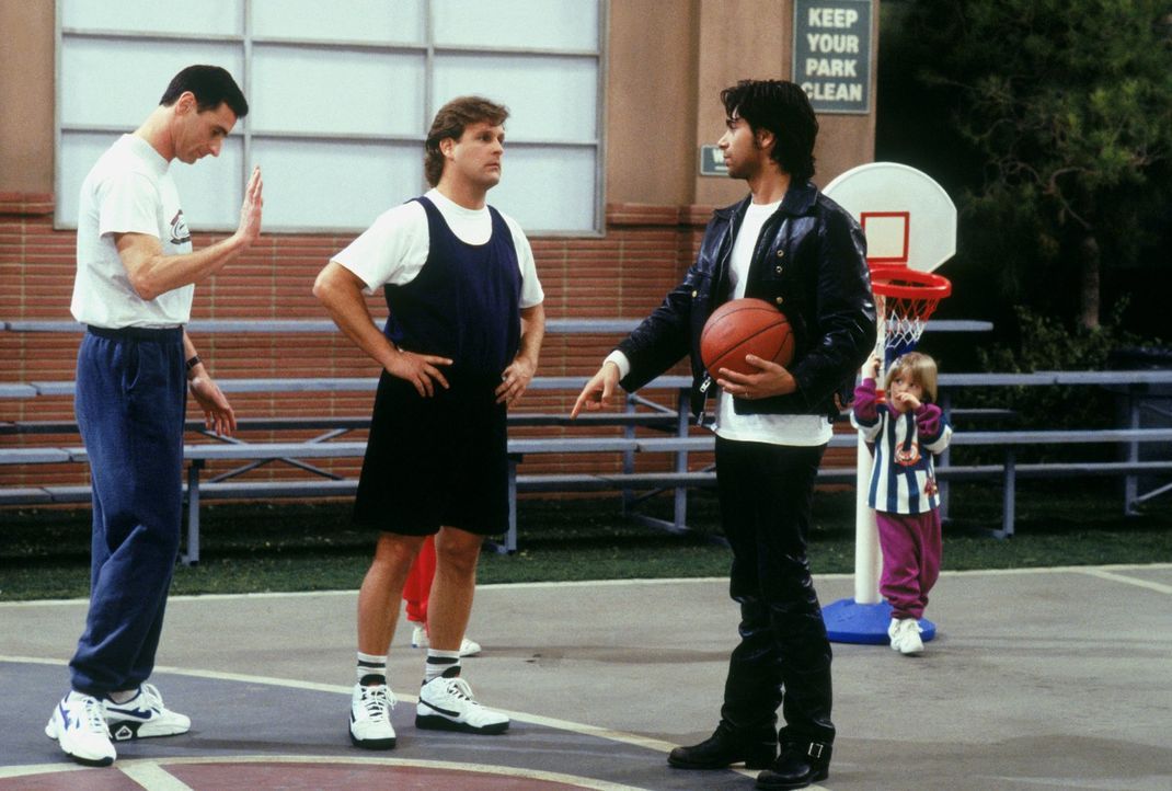 Danny (Bob Saget, l.), Joey (Dave Coulier, M.) und Jesse (John Stamos, r.) werden zu einem Basketball-Benefizspiel eingeladen - ganz zum Leidwesen v... - Bildquelle: Warner Brothers Inc.