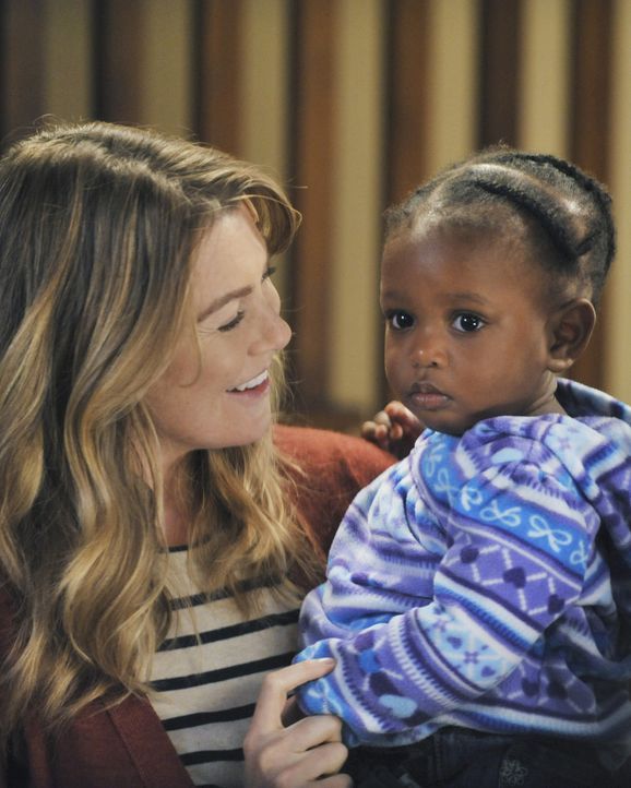 Während Teddy mit dem Tod ihres Mannes zurechtkommen muss, können Meredith (Ellen Pompeo, l.) und Derek endlich ihre Tochter in die Arme schließen .... - Bildquelle: ABC Studios