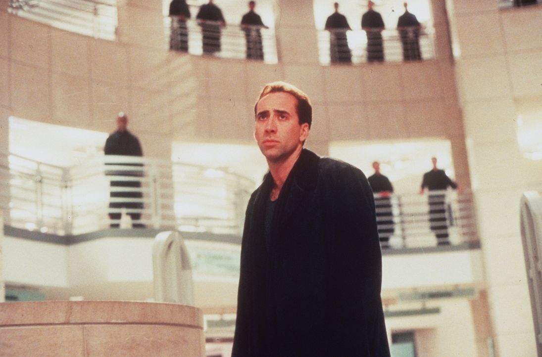 Hilflos muss der Schutzengel Seth (Nicolas Cage, M.) erleben, wie sich die Ärztin Maggie quält. Er sieht ihre Verzweiflung und ihre Trauer, kann sie... - Bildquelle: Warner Bros.