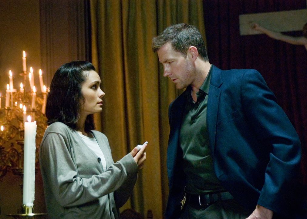 Nach und nach kommen Beth (Shannyn Sossamon, l.) und Detective Jack Andrews (Ed Burns, r.) der Wahrheit auf die Spur. Da beginnt auch Beths Handy di... - Bildquelle: Warner Bros. Television