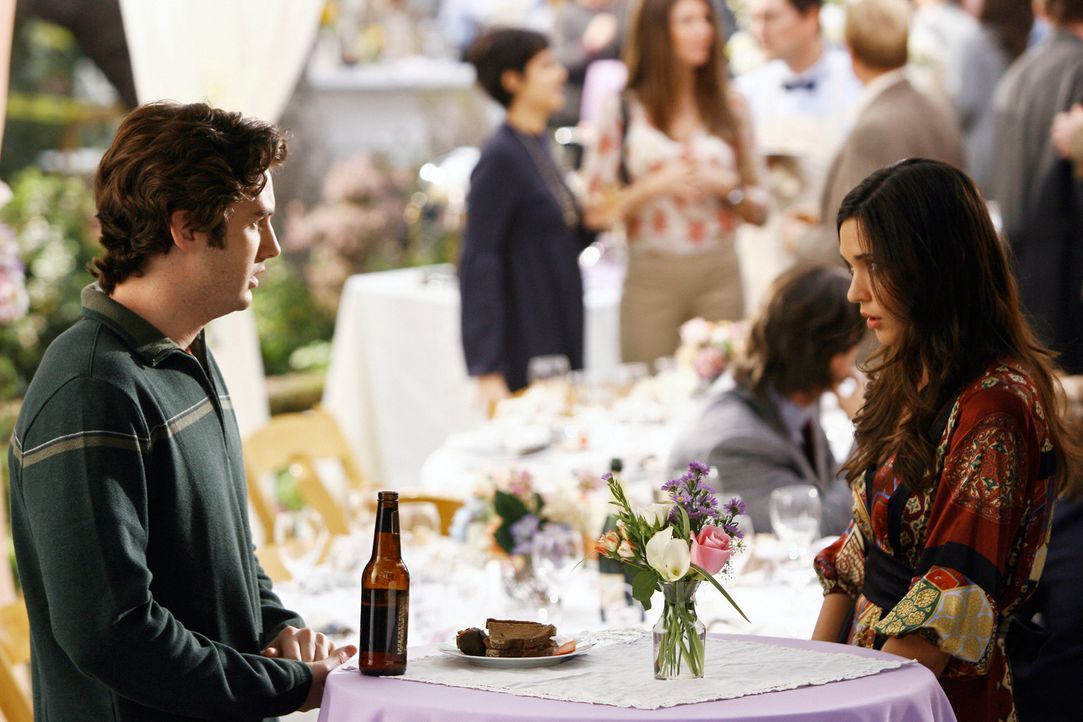Aubrey (Odette Yustman, r.) kann es kaum glauben: Ronny (Jonathan Murphy, l.) ist in sie verliebt... - Bildquelle: ABC Studios