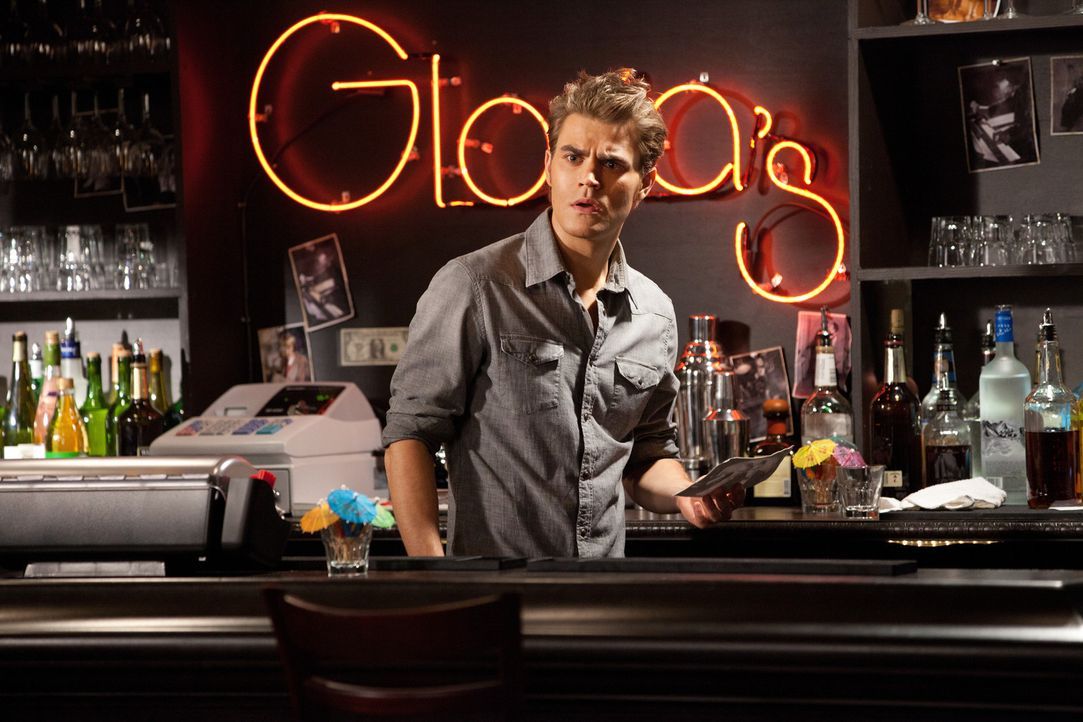 In der Bar der Hexe Gloria macht Stefan Salvatore (Paul Wesley) eine verwirrende Entdeckung ... - Bildquelle: © Warner Bros. Entertainment Inc.