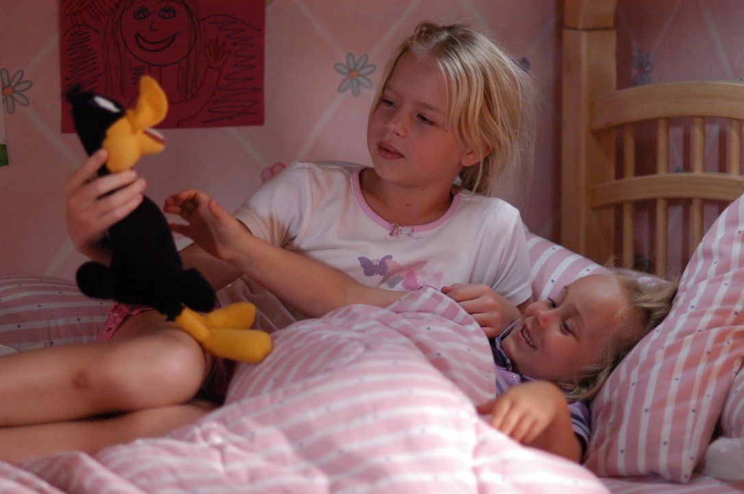 Ariel (Sofia Vassilieva, l.) spielt mit ihrer kleinen Schwester Bridgette (Maria Lark, r.) ... - Bildquelle: Paramount Network Television