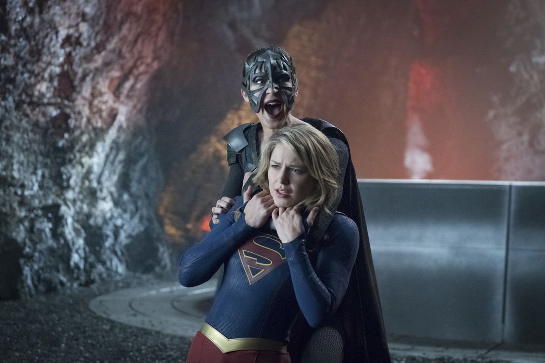 Auf Kara alias Supergirl (Melissa Benoist, vorne) und Sam alias Reign (Odette Annable, hinten) wartet ein ultimativer Kampf ... - Bildquelle: 2017 Warner Bros.