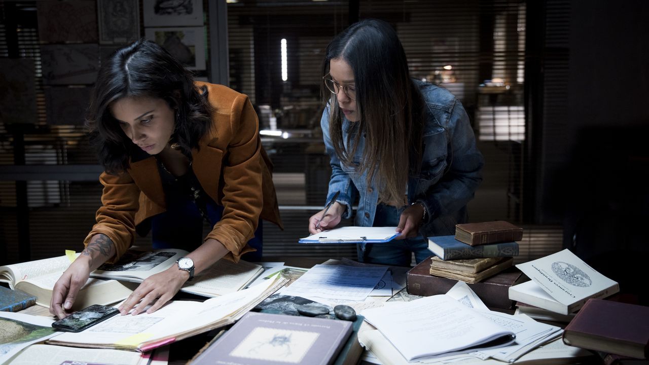 Elisa Bergman (Shy'm, l.); Olivia (Nilusi Nissanka, r.) - Bildquelle: Nicolas Roucou 2019 BEAUBOURG AUDIOVISUEL / TF1 / Nicolas Roucou