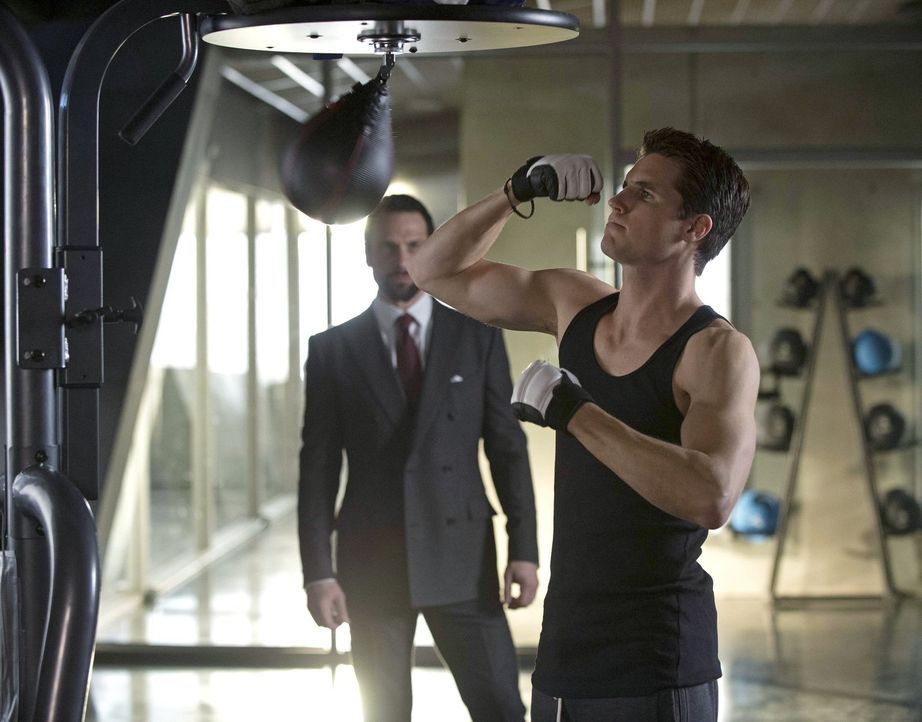 Welche Pläne hat Mr. Bathory (Simon Merrells, l.) für Stephen (Robbie Amell, r.)? - Bildquelle: Warner Bros. Entertainment, Inc