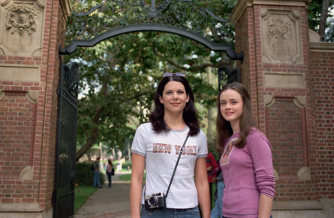 Auf ihrer Reise nach Harvard stellt Rory (Alexis Bledel, r.) ihre Mutter bezüglich der geplatzten Hochzeit zur Rede, woraufhin Lorelais (Lauren Grah... - Bildquelle: 2001 Warner Bros. Entertainment, Inc.