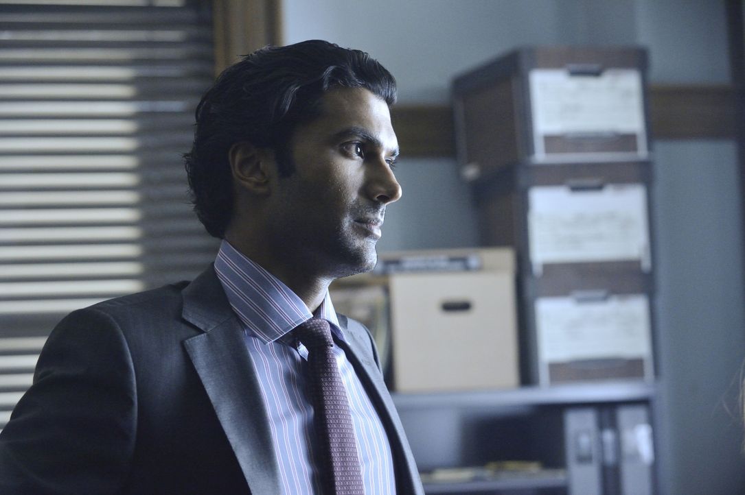 Schon längst hat Gabe Lowan (Sendhil Ramamurthy) bemerkt, dass Catherine etwas vor ihm geheim zu halten versucht. Wird er ihr auf die Schliche komme... - Bildquelle: Ben Mark Holzberg 2013 The CW Network, LLC. All rights reserved.