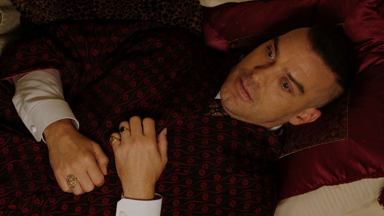 Als politischer Flüchtling macht sich Cyrus (Jake Maskall) auf die Suche nach einer neuen Heimat. Doch das Leben außerhalb des Palastes und ohne Ang... - Bildquelle: 2018 Lions Gate Entertainment Inc. All Rights Reserved.