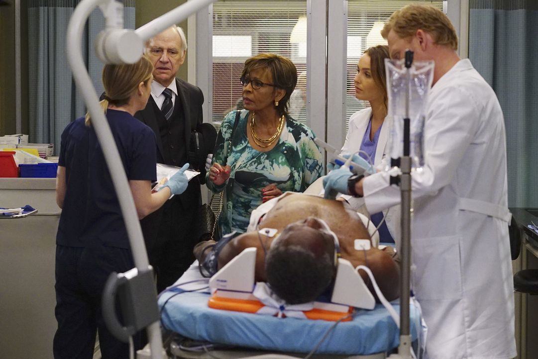 Leo Polson (Charles Robinson, liegend) wird mit schweren Rückenproblemen eingeliefert. Jo (Camilla Luddington, 2.v.r.), Meredith (Ellen Pompeo, l.)... - Bildquelle: Richard Cartwright ABC Studios
