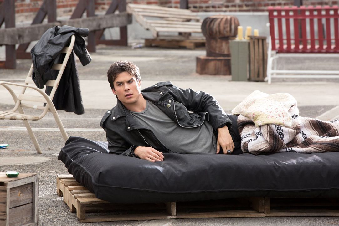 Damon im Bett - Bildquelle: Warner Bros. Entertainment Inc.
